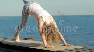年轻女子夏天在户外练习<strong>瑜伽</strong>。 健康生活方式